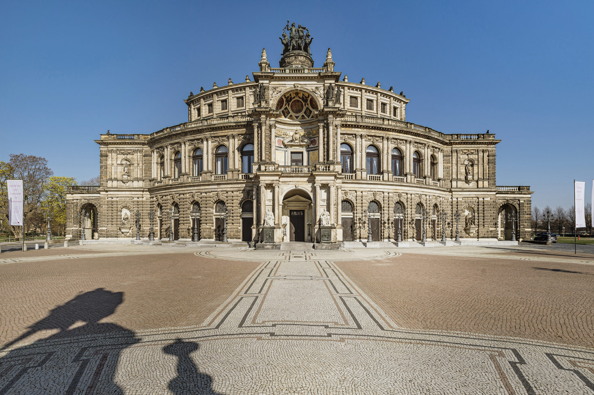 2 1320 Semperoper Aussentreppe Übersicht
