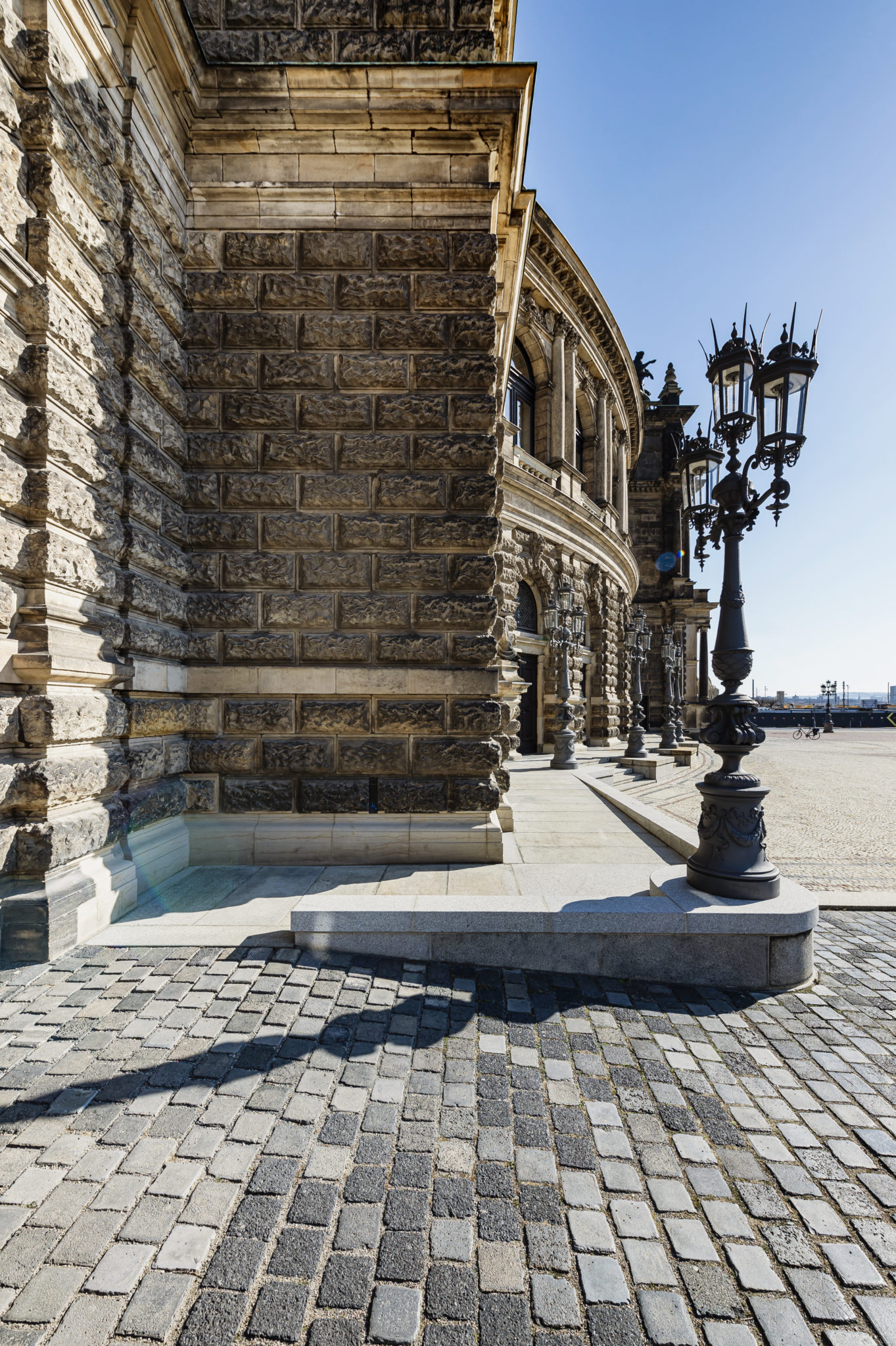 3 1320 Semperoper Aussentreppe Seite